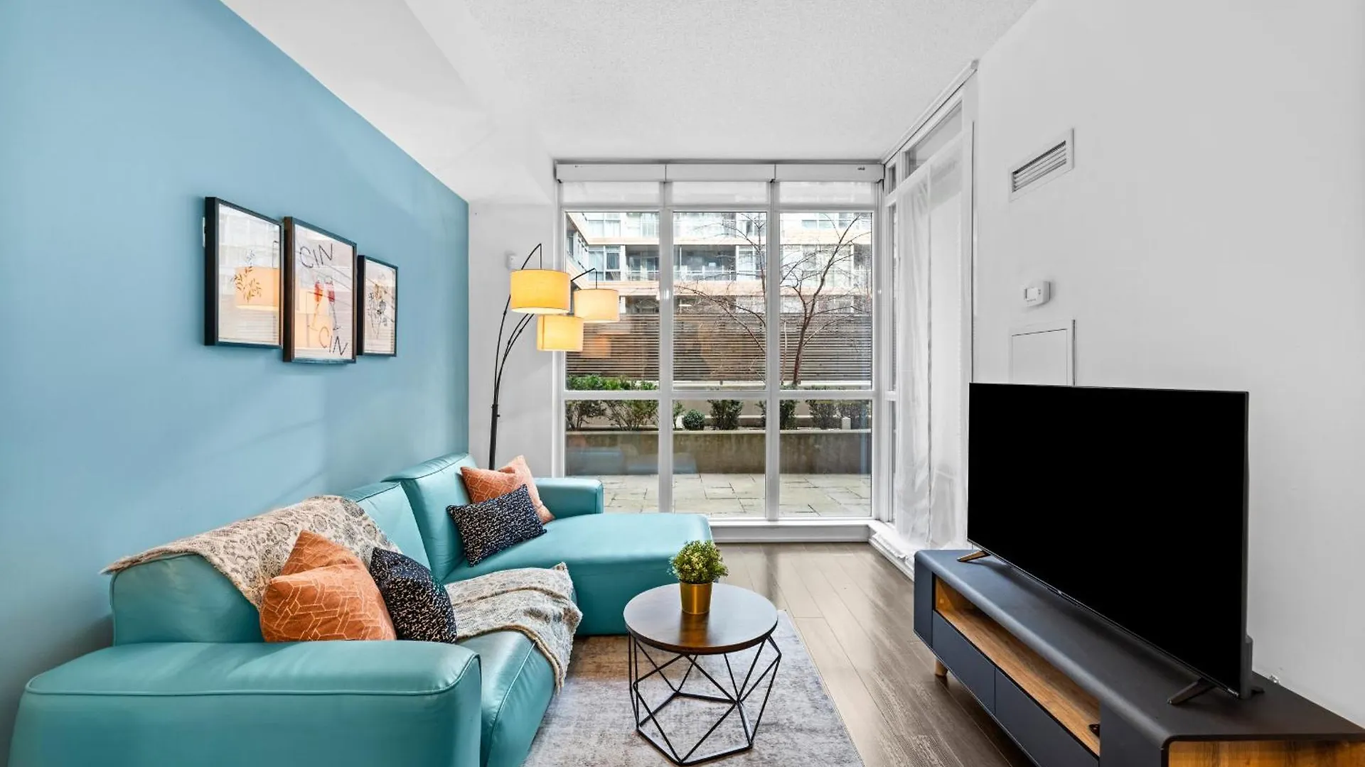 Charming 2Br Condo Near Cn Tower & Harbourfront location