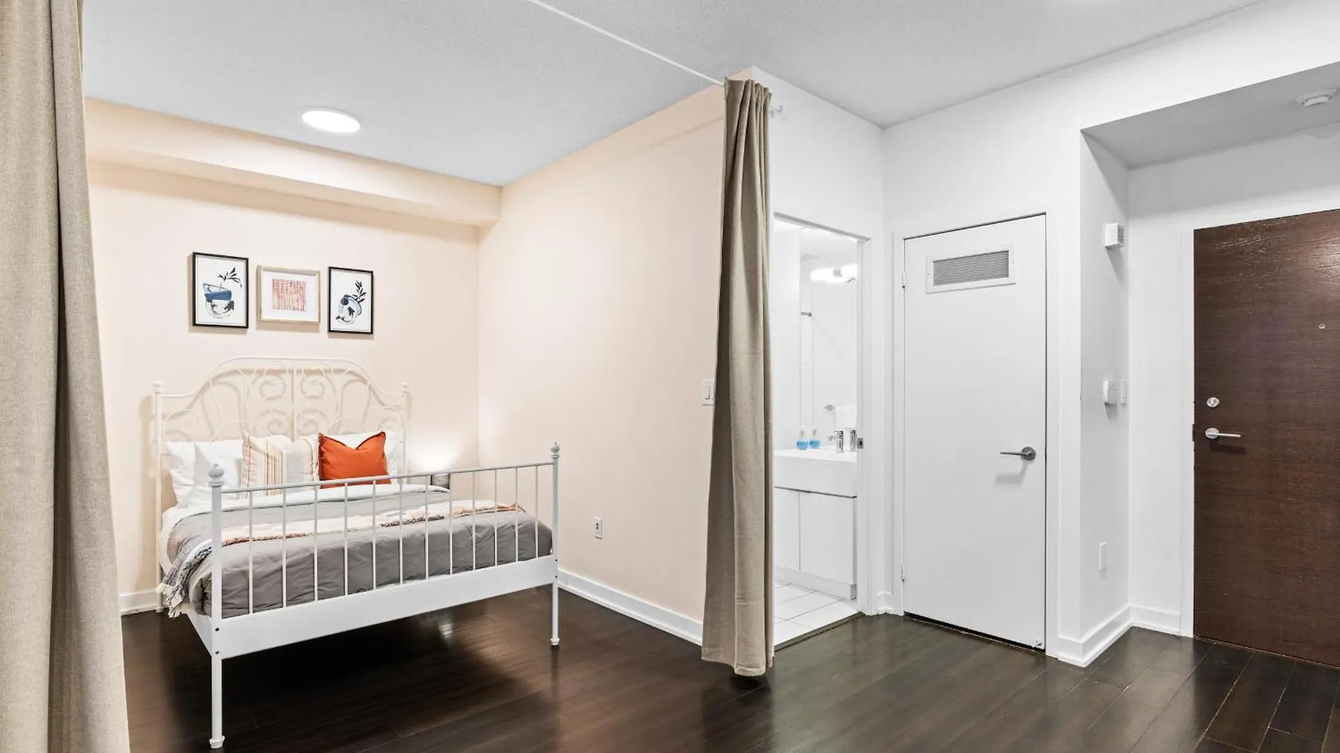 Charming 2Br Condo Near Cn Tower & Harbourfront Toronto 0*,  Canada